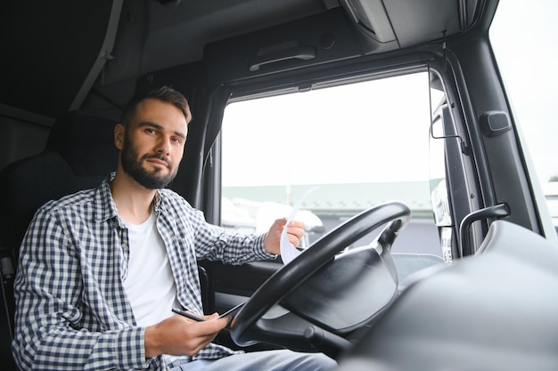 LKW-Fahrer sitzt im Führerhaus