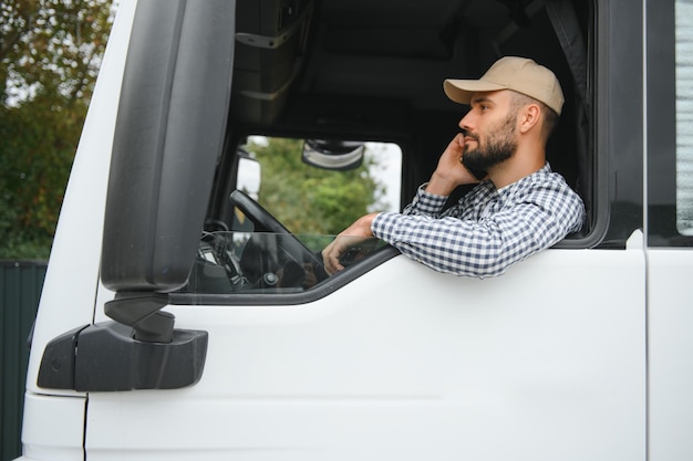 LKW-Fahrer sitzt in der Kabine