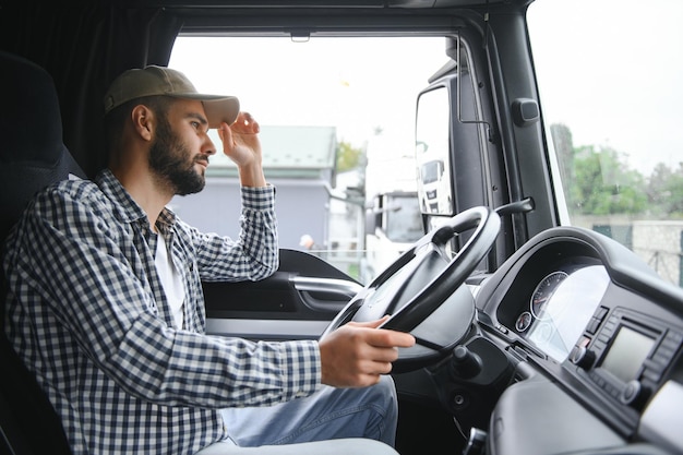 Foto lkw-fahrer sitzt in der kabine