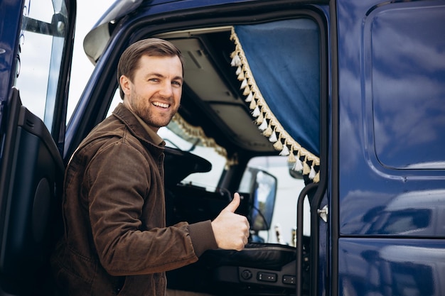 LKW-Fahrer steht neben seinem LKW