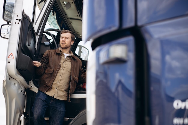 LKW-Fahrer steht neben seinem LKW