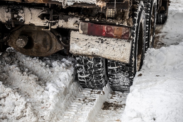 LKW in der Schneeansicht von hinten. Foto in hoher Qualität