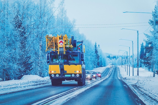 LKW in Lappland Snow Winter Road in Finnland