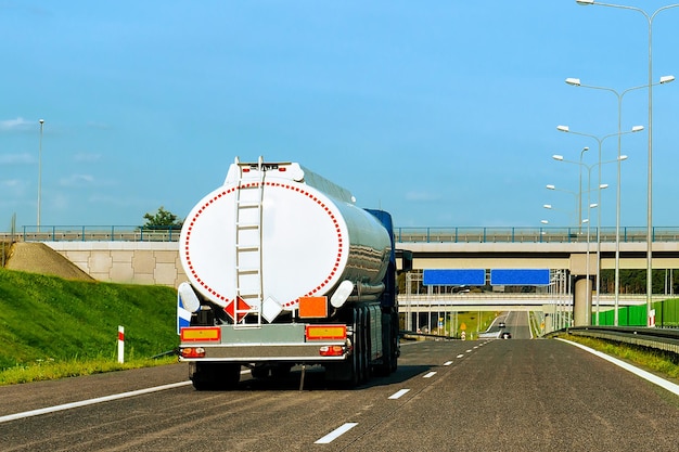 LKW mit Flüssigkeits- oder Öllagerung auf der Straße oder Autobahn Polens. LKW mit Tankwagenzisterne bei Logistikarbeiten. Auflieger Tank. Lastwagen fahren. Frachtversand. Transport Exportindustrie