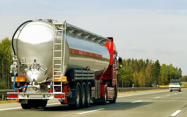 LKW mit Flüssigkeits- oder Öllagerung auf der Straße oder Autobahn in Deutschland. LKW mit Tankwagenzisterne bei Logistikarbeiten. Auflieger Tank. Lastwagen fahren. Frachtversand. Transport Exportindustrie