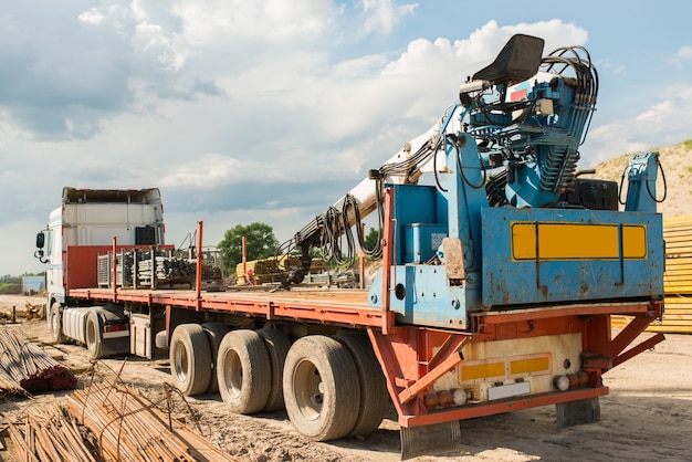 LKW mit Ladekran auf der Baustelle, Rückansicht