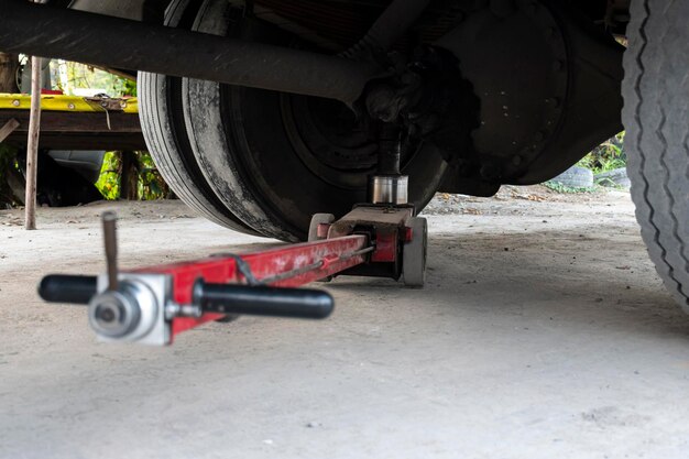 LKW-Radwechsel mit einem Wagenheber