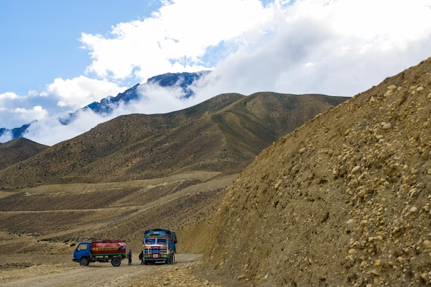 LKW-Transport mitten auf einer Off-Road im oberen Mustang von Nepal