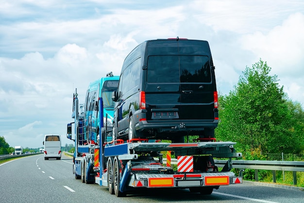 LKW-Transporter mit Kleintransportern auf der Asphaltstraße Sloweniens.