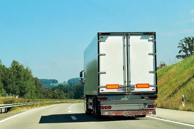 LKW unterwegs in der Schweiz