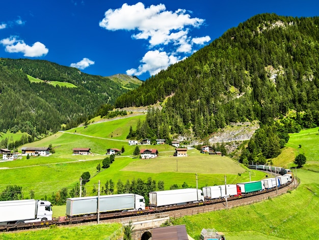 LKWs überqueren die Alpen mit der Bahn am Brennerpass in Österreich