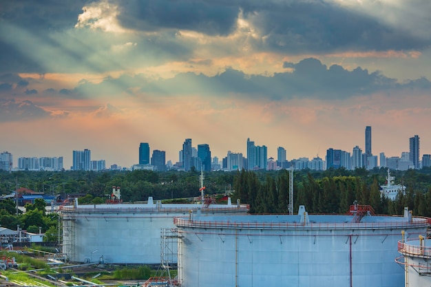Öllagertank Schwimmdach groß mit Ölraffinerie Hintergrund Stadtbild