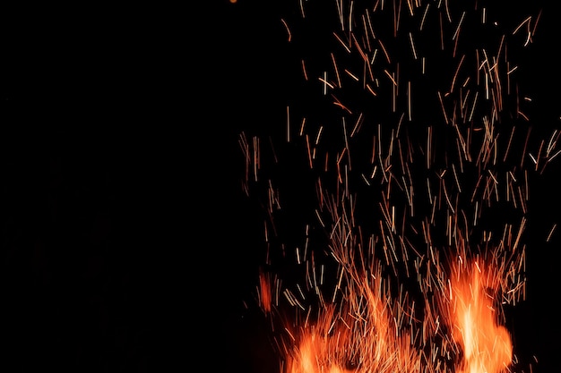 Llama de fuego aislada sobre fondo negro