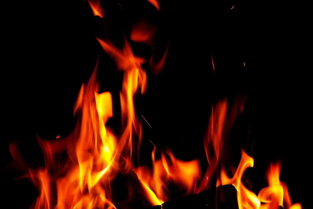 La llama del fuego en una noche