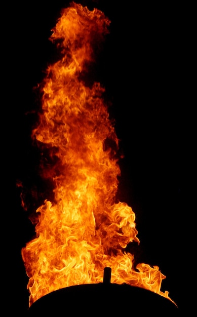Llama de fuego realista ardiendo en el fondo de la antorcha