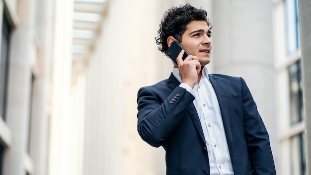 Una llamada a un colega por teléfono es una red social Un gerente masculino en un funcionario