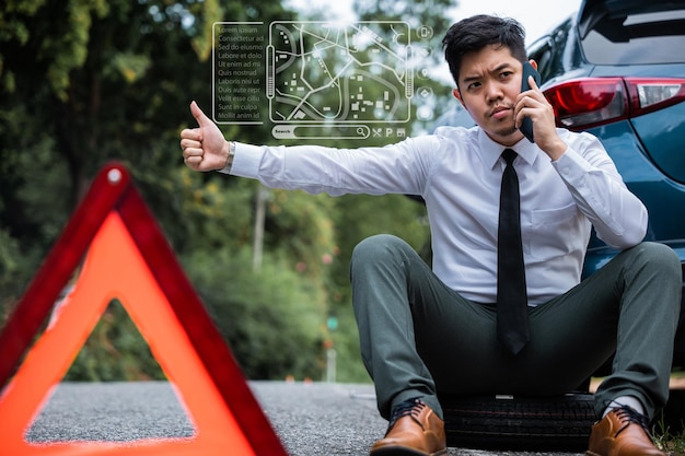 Foto llamada de hombre de negocios con teléfono y triángulo de advertencia rojo