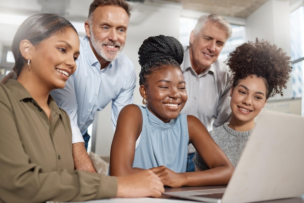 Esta llamada será útil para todos Fotografía de un grupo de empresarios usando una computadora portátil en el trabajo