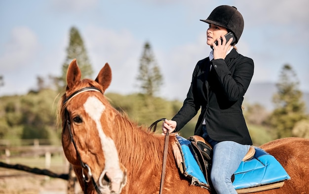 Llamada telefónica de caballos y mujer en el campo con deporte ecuestre y comunicación Granja de animales y conversación con atleta femenina y conversación móvil al aire libre con mascota y discusión en el campo