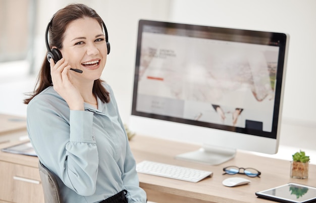 Llamada telefónica del empleado del centro de llamadas y comunicación de la mujer en el escritorio y trabajo en servicio al cliente o agente de telemercadeo con computadora con auriculares y consulta con consultor y soporte del cliente