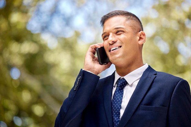 Llamada telefónica de hombre de negocios y comunicación con conversación y empresa de redes comerciales y b2b con tecnología Conexión en línea con trato corporativo telefónico y conversación con maqueta y red 5g