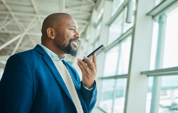 Llamada telefónica de hombre negro y comunicación en la ventana del aeropuerto para viajes de negocios o viaje esperando el vuelo Sonrisa de viajero afroamericano para una nota de voz de conversación o discusión en un teléfono inteligente