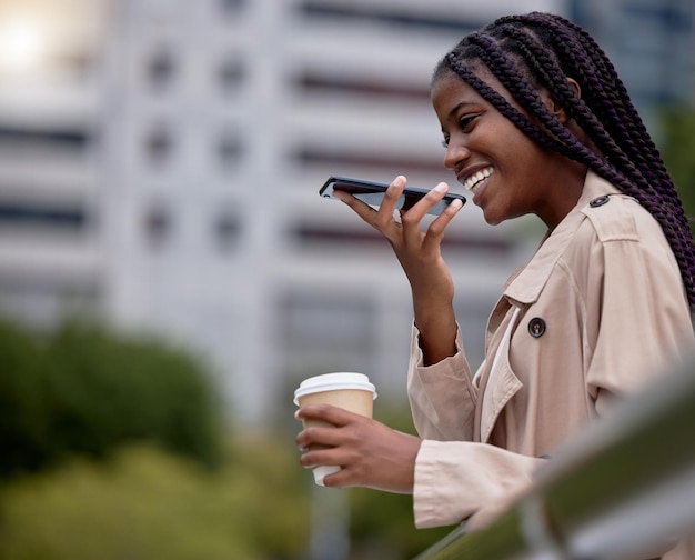 Llamada telefónica de negocios y mujer negra en la ciudad para comunicación en red y en conversación Viaje de viaje de trabajador corporativo y niña grabando nota de voz caminando y hablando en la calle de Nueva York