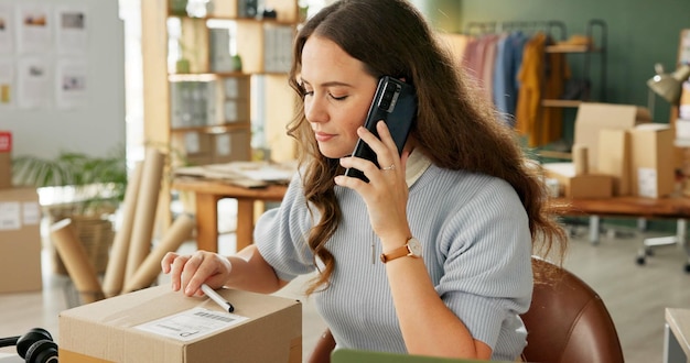 Llamada telefónica y paquete para la entrega de pequeñas empresas de comercio electrónico información y distribución propietario móvil y comunicación para la cadena de suministro logística y pedido de productos para mensajero