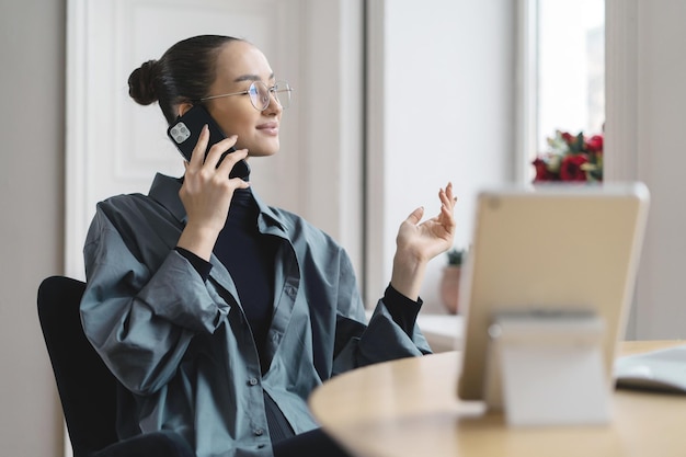 Llamada telefónica respuesta del cliente conversación una mujer con gafas gerente trabajando