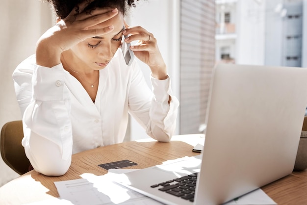 Llamada telefónica con tarjeta de crédito y mujer negra frustrada por facturas de deuda o escritorio con computadora portátil Mujer afroamericana molesta mujer o teléfono inteligente por estrés de comunicación de conexión o consulta de pago