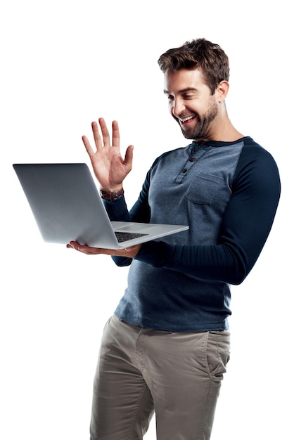 Llamada de video de hombre feliz y saludo con portátil para reunión en línea o interacción virtual en un fondo de estudio blanco Persona masculina joven o modelo con sonrisa en la computadora para conversación de chat o aplicación