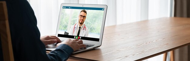 Foto llamada de video del médico en línea por aplicación de software de telemedicina moderna