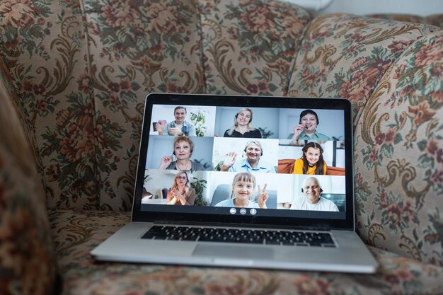 Llamada de videoconferencia saludando con la mano Hola