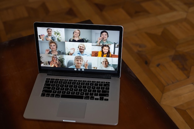 Foto llamada de videoconferencia saludando con la mano hola