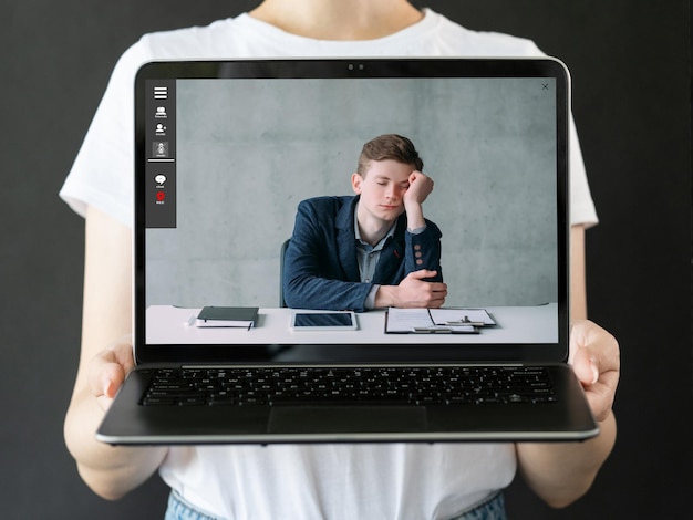 Llamada web trabajo fatiga cansado hombre de negocios en la computadora portátil