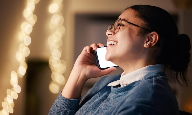 Foto llamar por teléfono a una mujer de negocios y reírse en la oficina por la noche charlando o hablando con un contacto