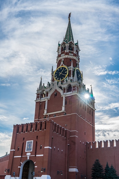 Llamarada del sol en el Kremlin en la Plaza Roja, Moscú, Rusia.