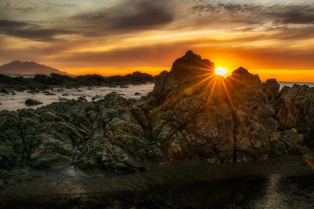 Llamarada solar antes del amanecer en la oscuridad