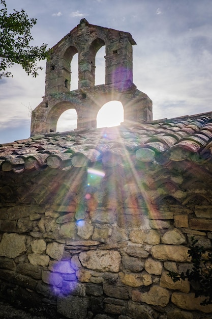 Llamarada solar en el campanario de la pequeña capilla de Rochecolombe, en el sur de Francia (Ardeche)