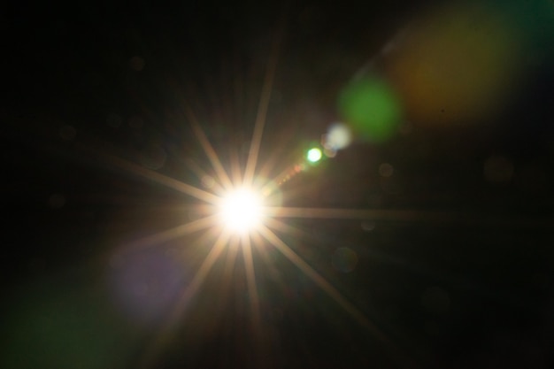 La llamarada solar en el fondo negro