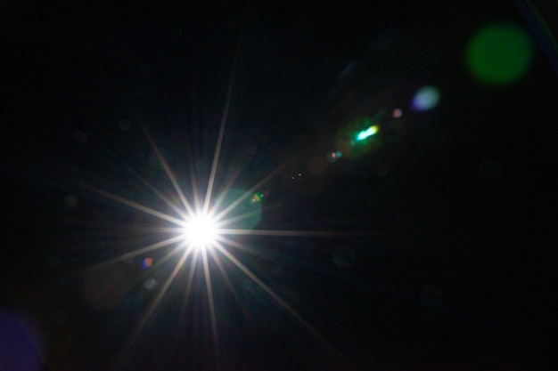 La llamarada solar en el fondo negro