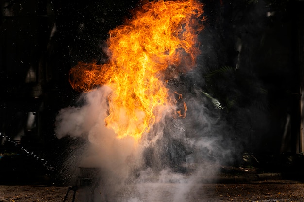 Llamas causadas por la manifestación de agua sobre fuego de aceite.