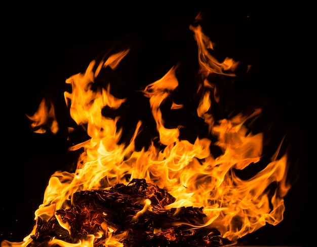 Llamas de fuego aisladas sobre fondo negro