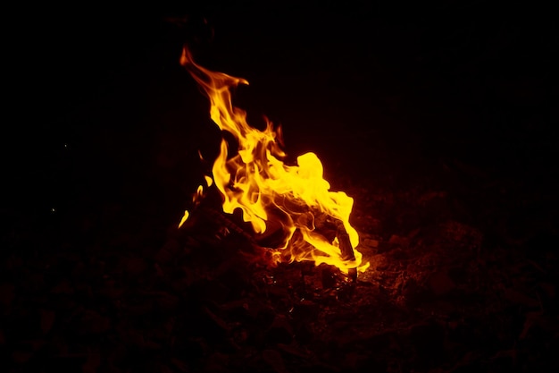 Foto llamas de un fuego en la oscuridad