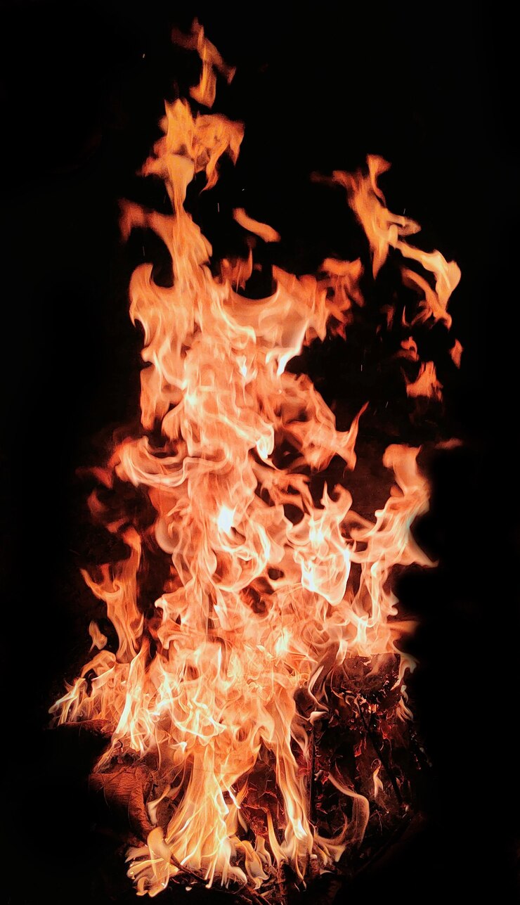 Llamas de fuego sobre un fondo negro