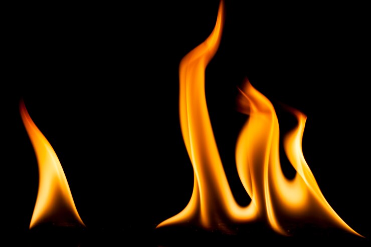 Llamas de fuego sobre fondo negro.
