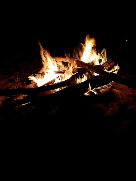 Foto llamas de un incendio de troncos