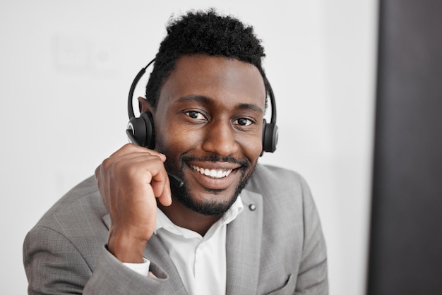 Llame al hombre negro del centro y contáctenos trabajador en la oficina de telemarketing de ventas y consultoría de servicio al cliente de crm Sonrisa feliz retrato de recepcionista de negocios o empleado de comunicación