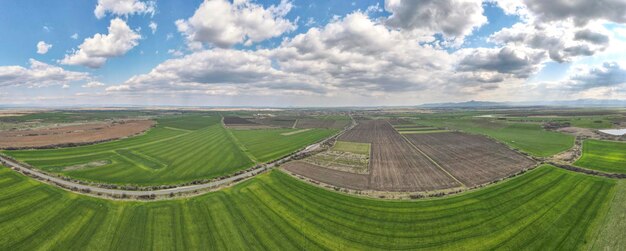 Foto llanura de la alta tracia cerca de la ciudad de parvomay, bulgaria