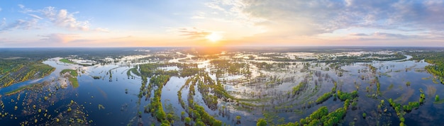 Foto llanura aluvial del río prypiac durante el desbordamiento de primavera
